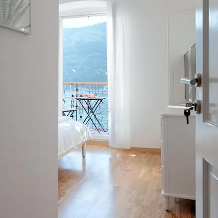 Bed & Breakfast Seafront Koluna Komiža