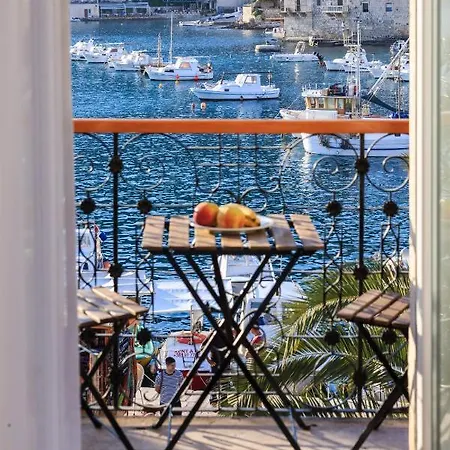 Seafront Koluna Komiža