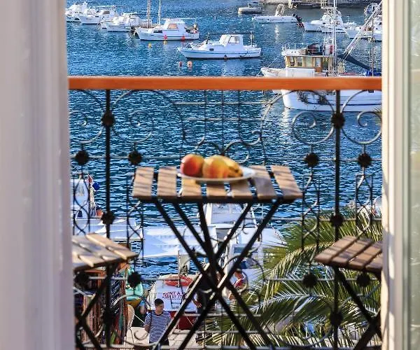Seafront Koluna Komiža