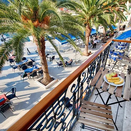 Seafront Koluna Komiza