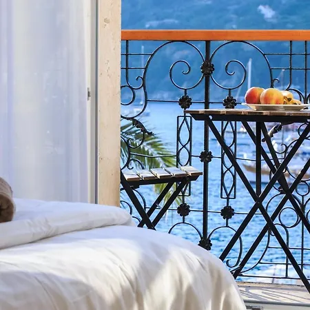 Seafront Koluna Komiza