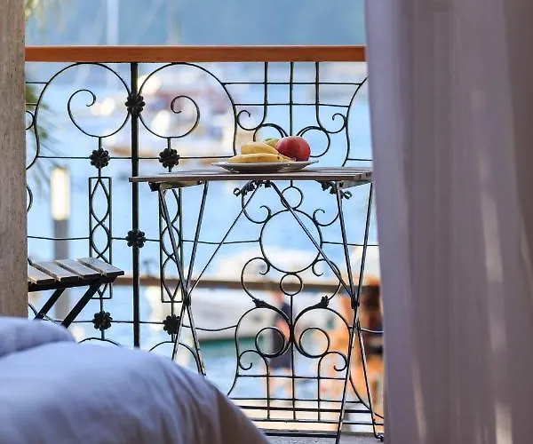 Bed and Breakfast Seafront Koluna Komiža